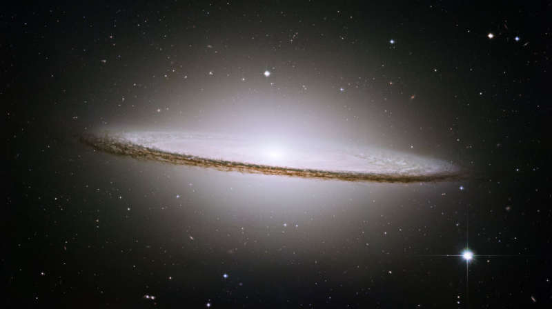 Галактика Сомбреро: вид в телескоп им.Хаббла