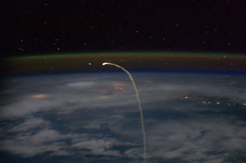 Вид с орбиты на вход шаттла в атмосферу