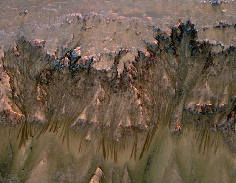 Сезонные тёмные полосы на Марсе