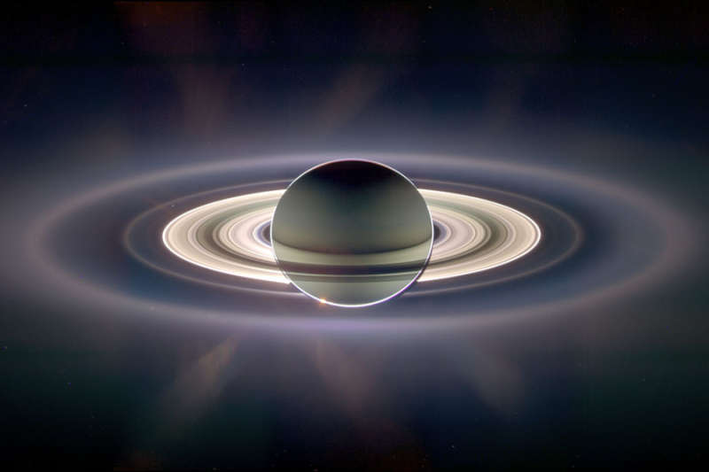 V teni Saturna
