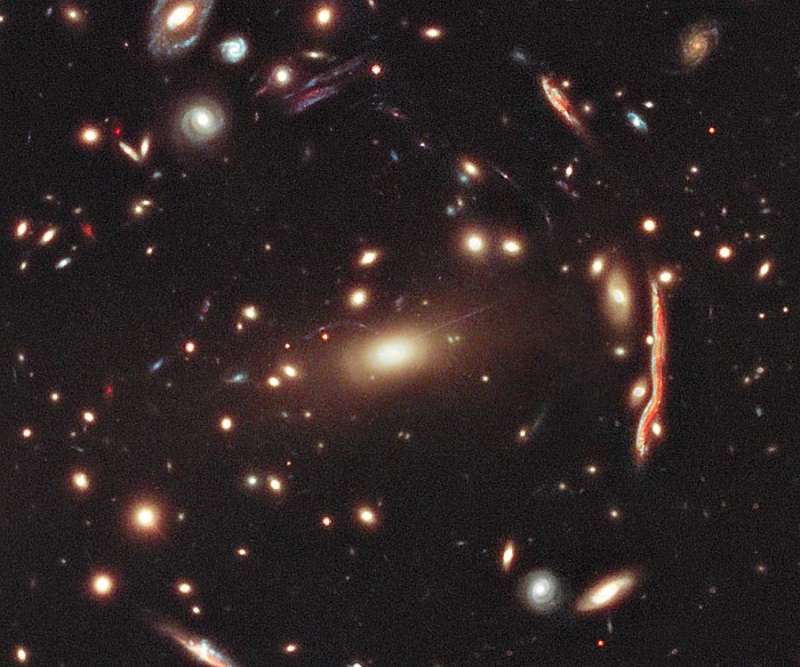 MACS 1206: гравитационная линза из скопления галактик