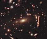 MACS 1206: гравитационная линза из скопления галактик