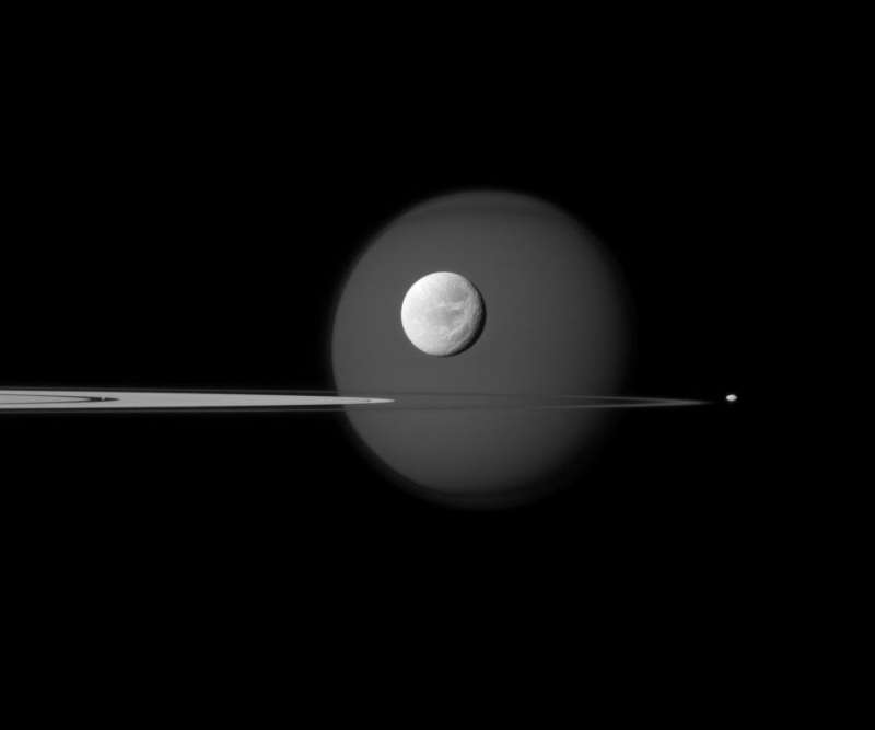 Кольца Сатурна: внутри, сквозь и вне.