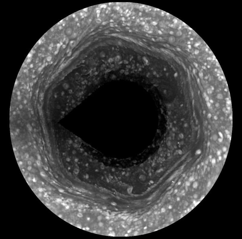 Шестиугольник на Сатурне выходит из тени