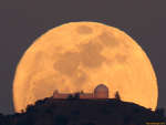 Восход Луны над Ликской обсерваторией