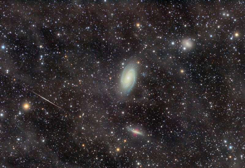 Группа галактик M81 сквозь туманность на высокой галактической широте