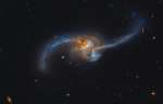 Slivayushayasya galaktika NGC 2623