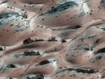 Kaskady iz temnogo peska na Marse