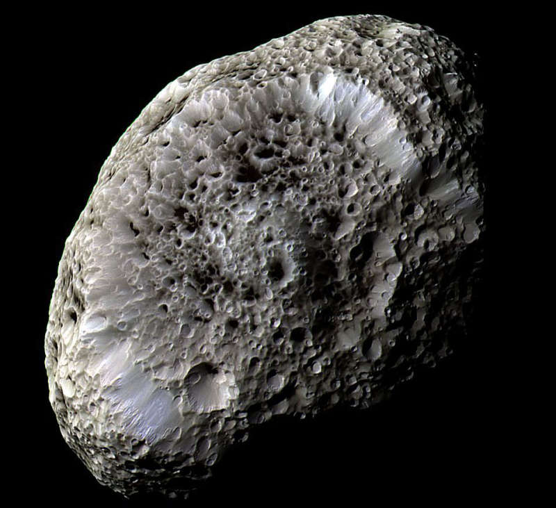 Giperion: sputnik Saturna so strannymi kraterami