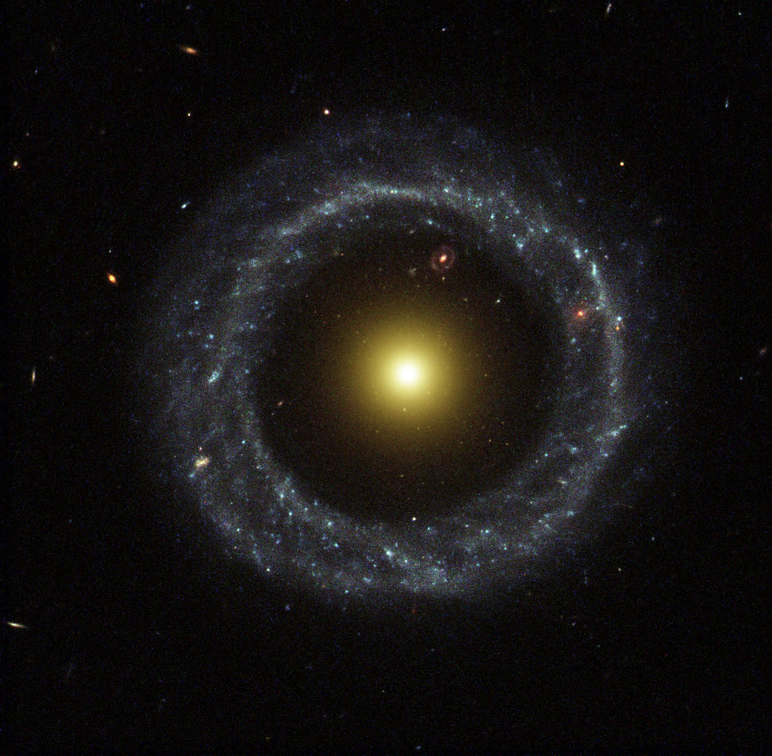 Объект Хоага: странная кольцеобразная галактика