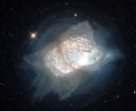 Yarkaya planetarnaya tumannost' NGC 7027 ot Habbla