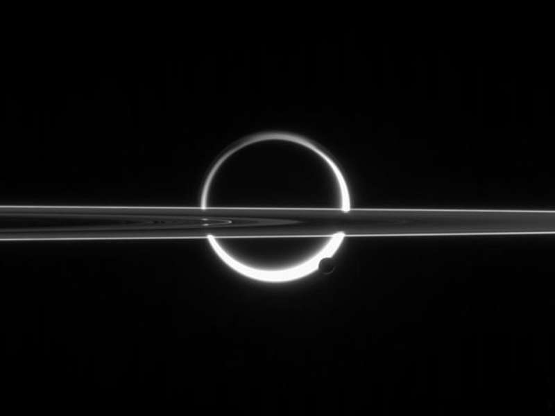 Сатурн, Титан, кольца и дымка