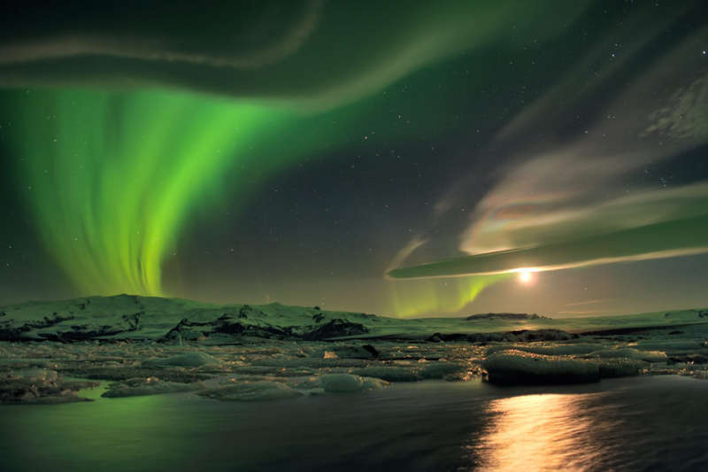 Северное сияние и необычные облака над Исландией