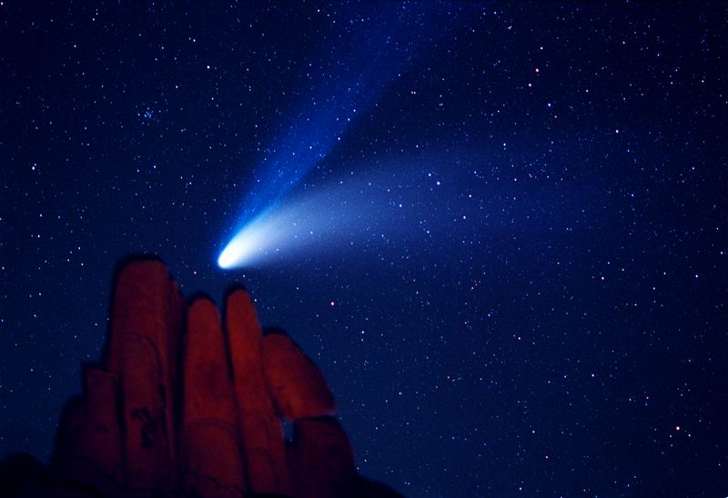 Kometa Heila-Boppa nad Indeiskoi pesheroi