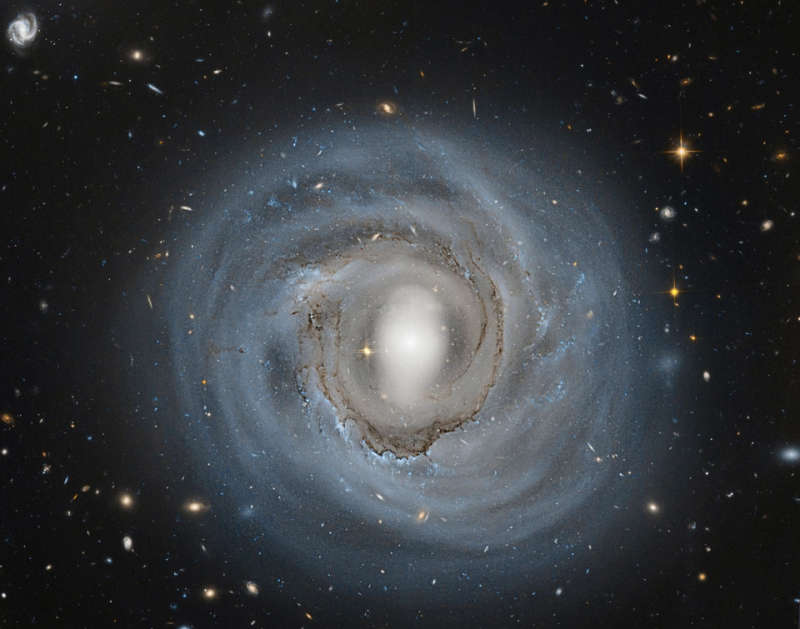 Anemichnaya galaktika NGC 4921