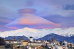 Shlyapoobraznoe oblako nad gorami S'erra-Nevada