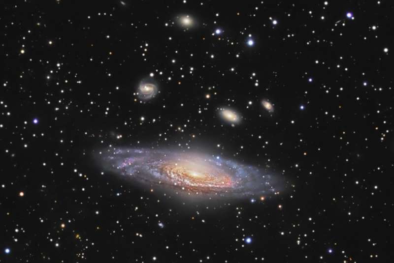 NGC 7331 и то, что за ней