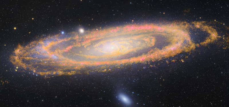 Andromeda v infrakrasnom i vidimom svete