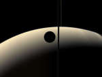 Серп Реи на фоне серпа Сатурна