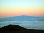 Восход Луны сквозь тень Мауна Кеа