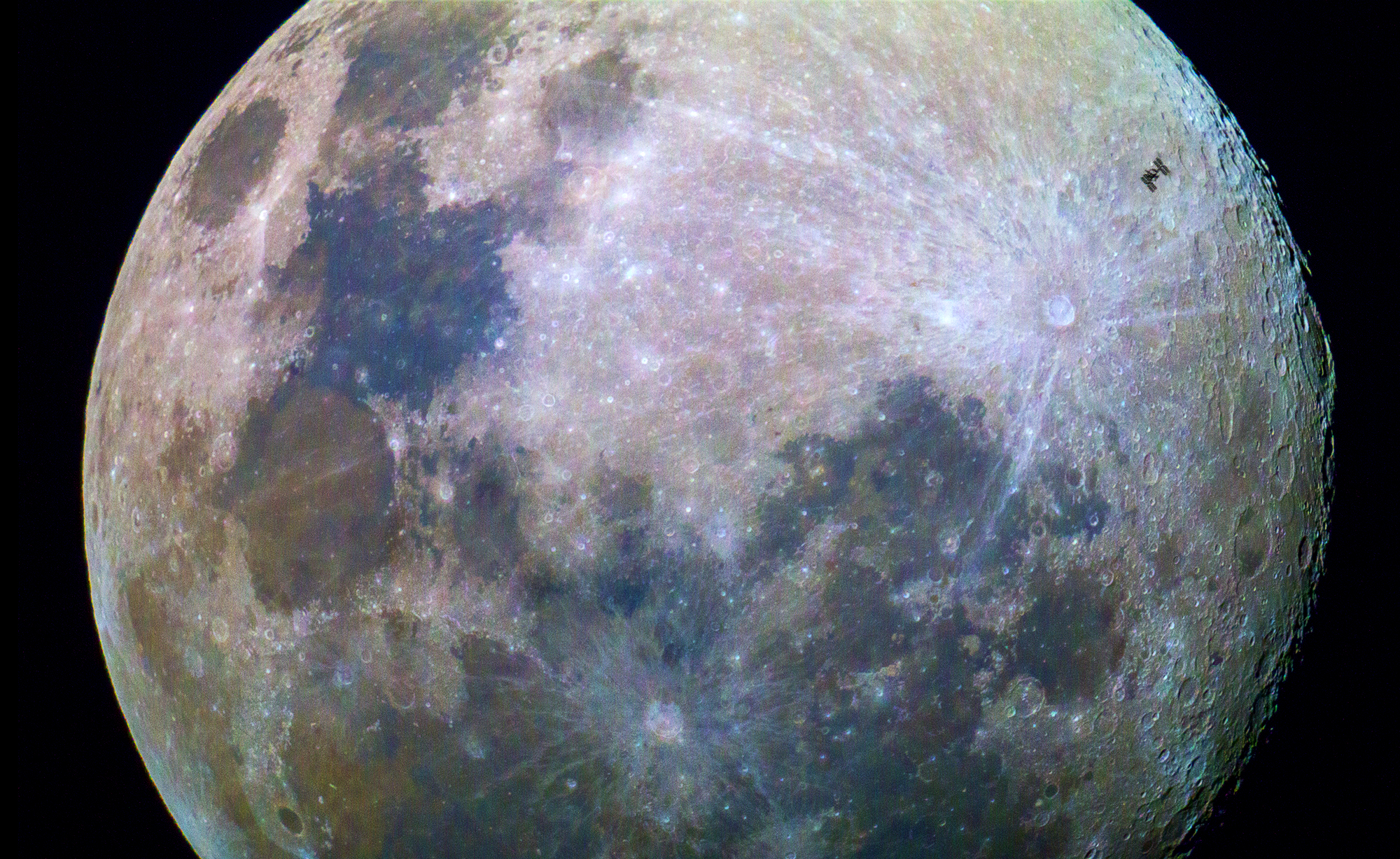 МКС и красочная Луна