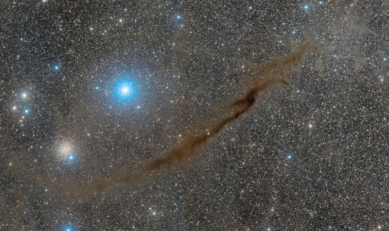NGC 4372 и туманность Тёмная штучка