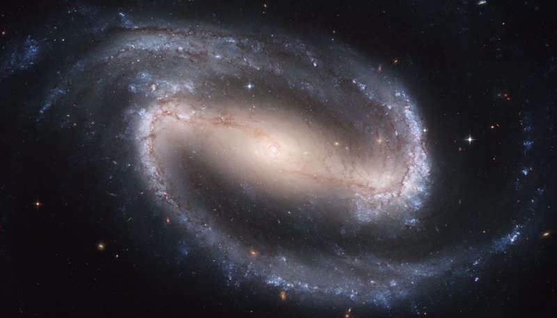 Spiral'naya galaktika s peremychkoi  NGC 1300