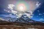 Разноцветная солнечная корона над Гималаями