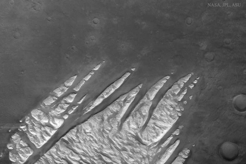 Белые каменные "пальцы" на Марсе