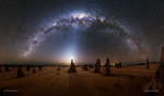 Млечный Путь над каменными шпилями в Австралии