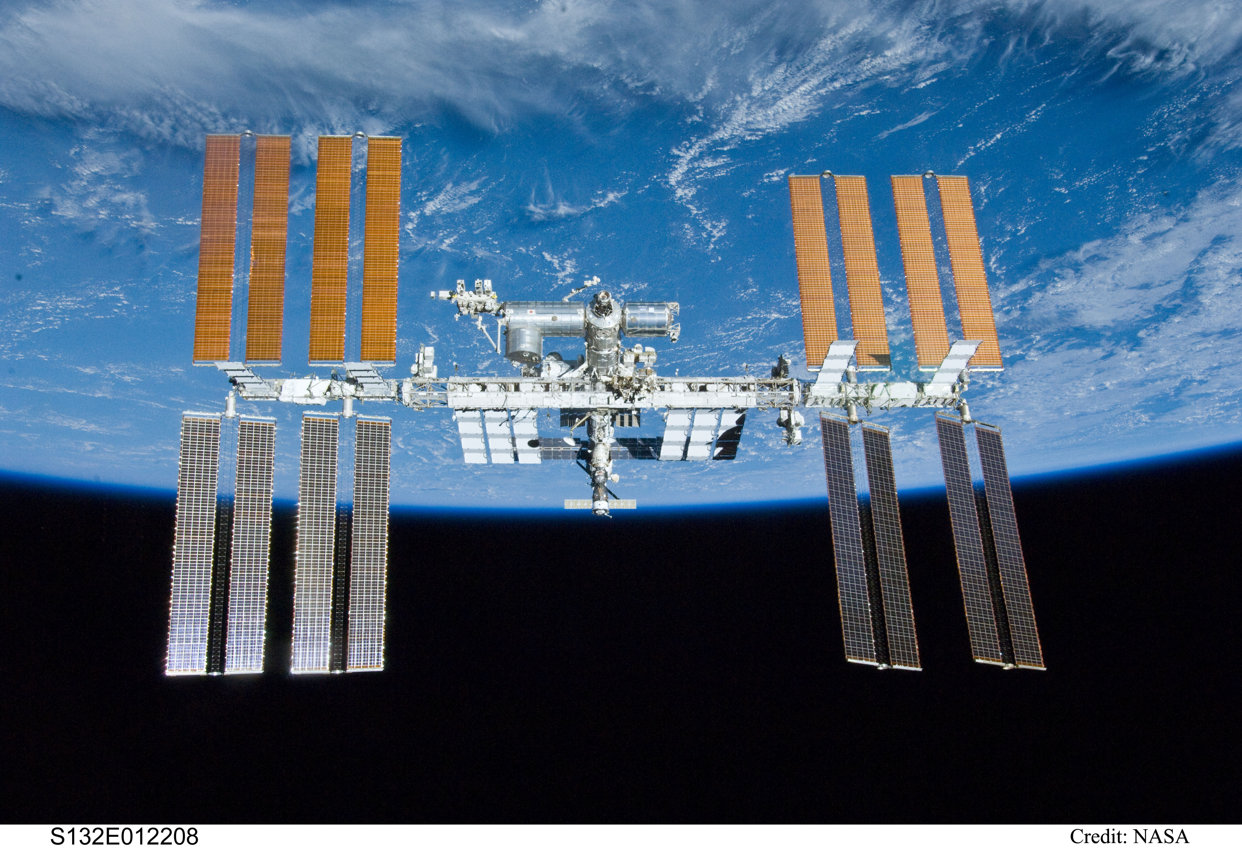 Международная космическая станция над Землёй