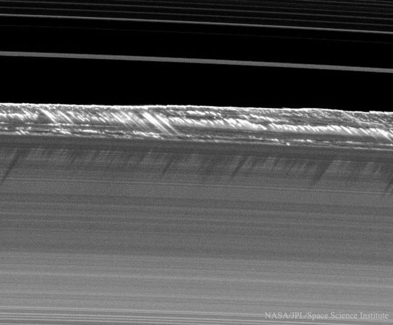 Тени "пропеллеров" на кольцах Сатурна