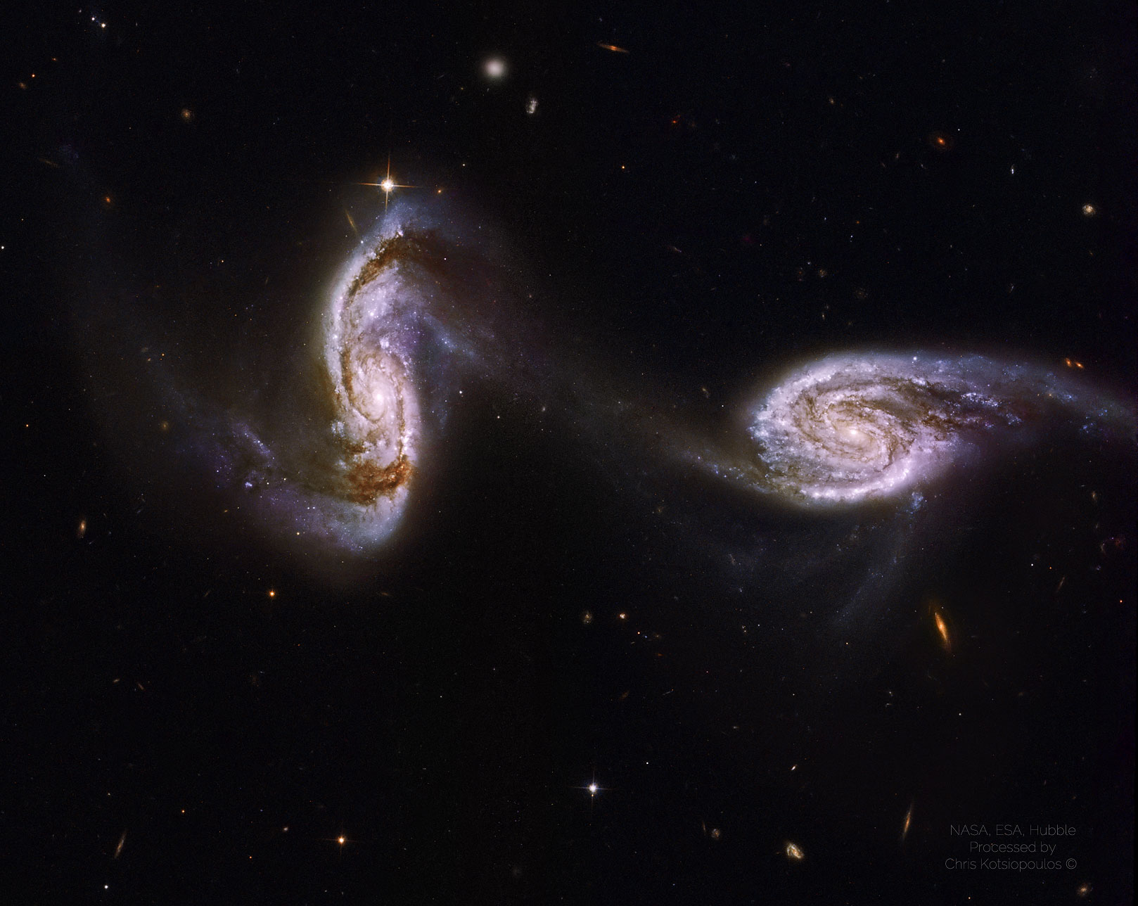 Арп 240: Хаббл запечатлел мост между двумя спиральными галактиками
