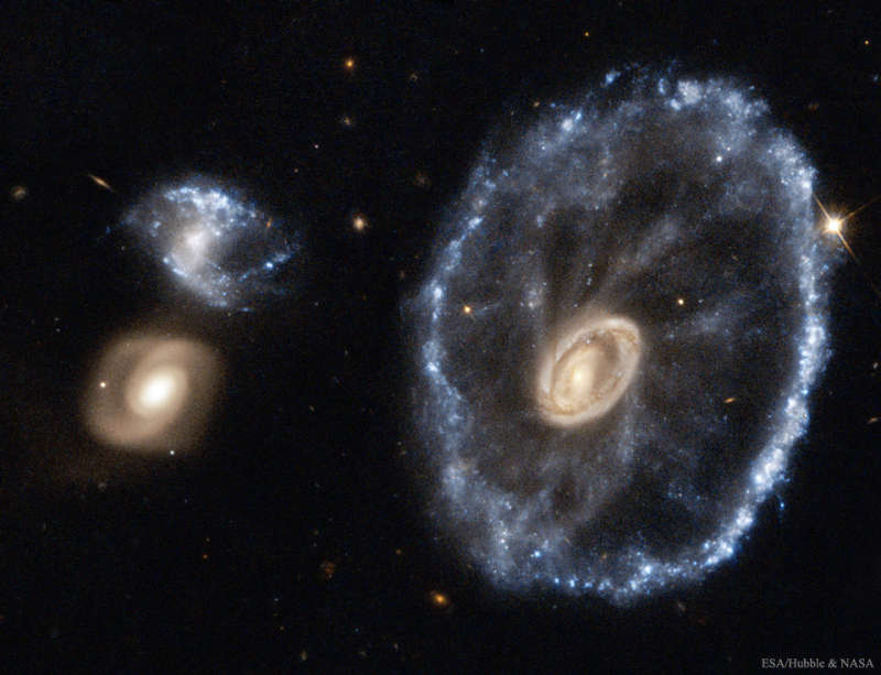 Галактика Колесо Телеги от телескопа им.Хаббла