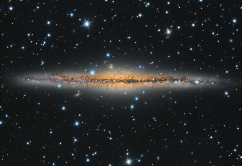 Галактика NGC 891: вид с ребра