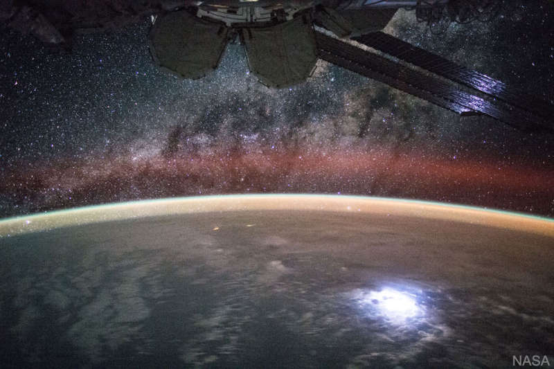 Вид с космической станции: планета и галактика