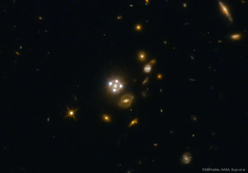 Четыре изображения квазара вокруг галактики-линзы