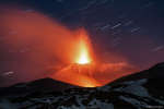 Stolb lavy nad goroi Etna