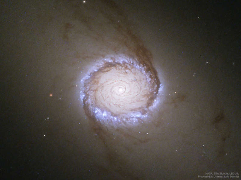 Spiral'naya galaktika NGC 1512: yadernoe kol'co