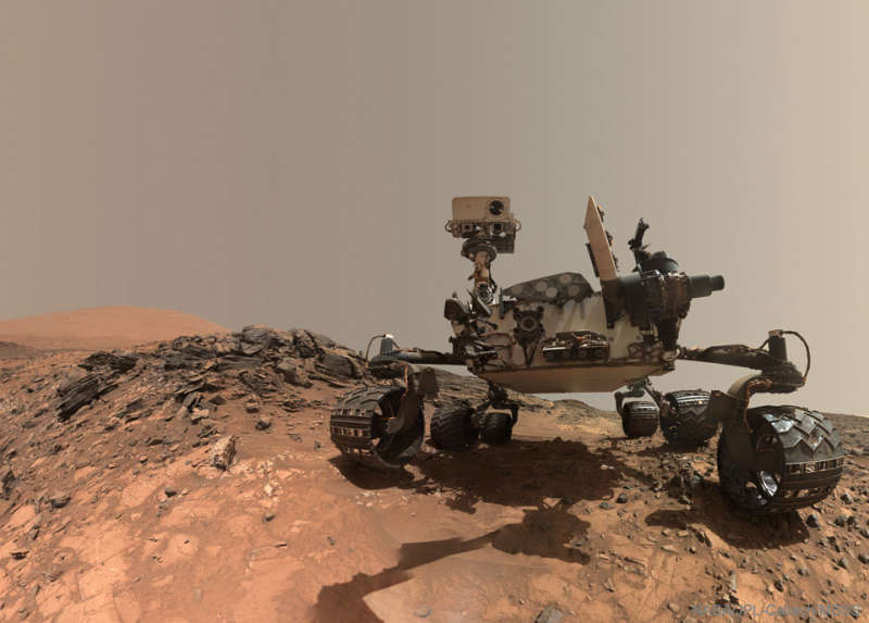Марсоход Кьюриосити делает селфи на Марсе