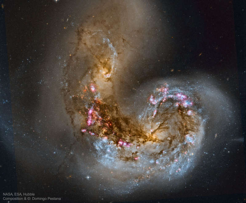 Спиральная галактика NGC 4038 во время столкновения