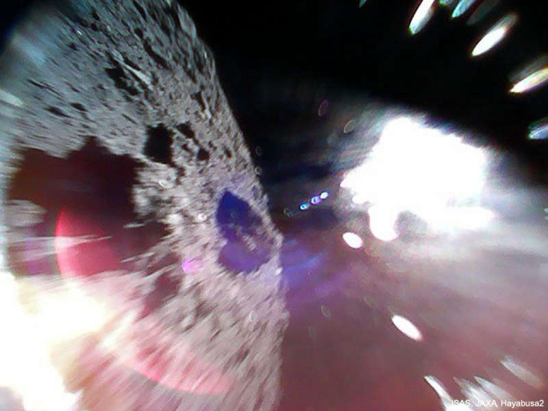Ровер 1А прыгает на астероиде Рюгу