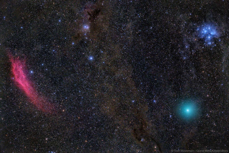 Krasnaya tumannost', zelenaya kometa, golubye zvezdy