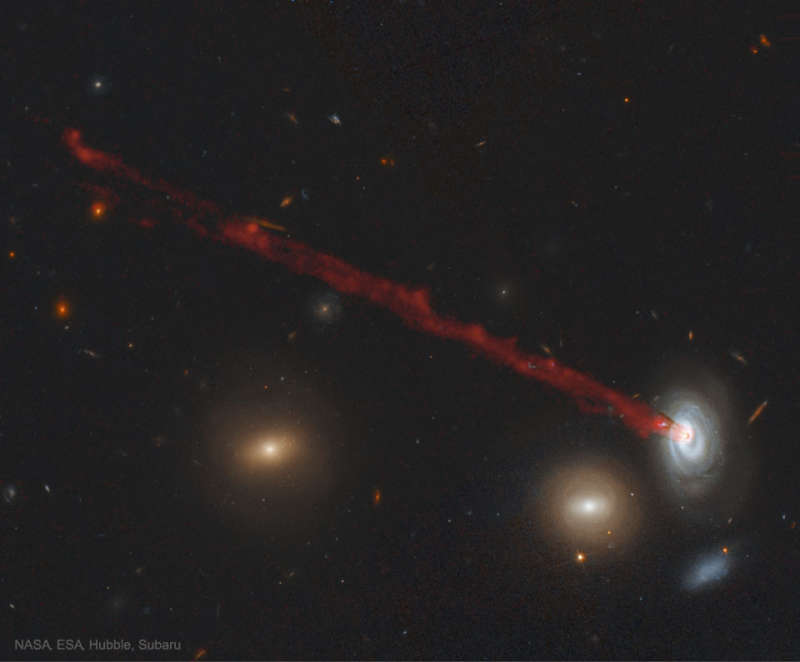 Длинный газовый хвост спиральной галактики D100