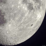 Силуэт космической станции на фоне Луны