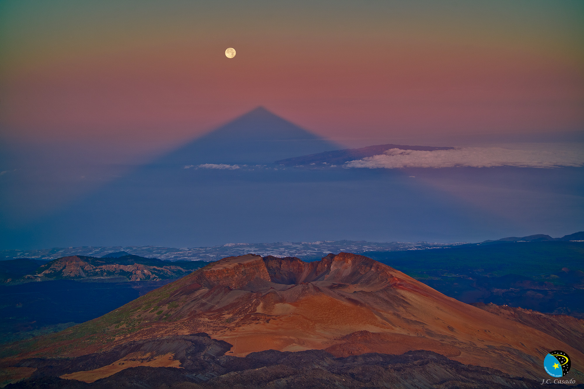 Треугольная тень большого вулкана