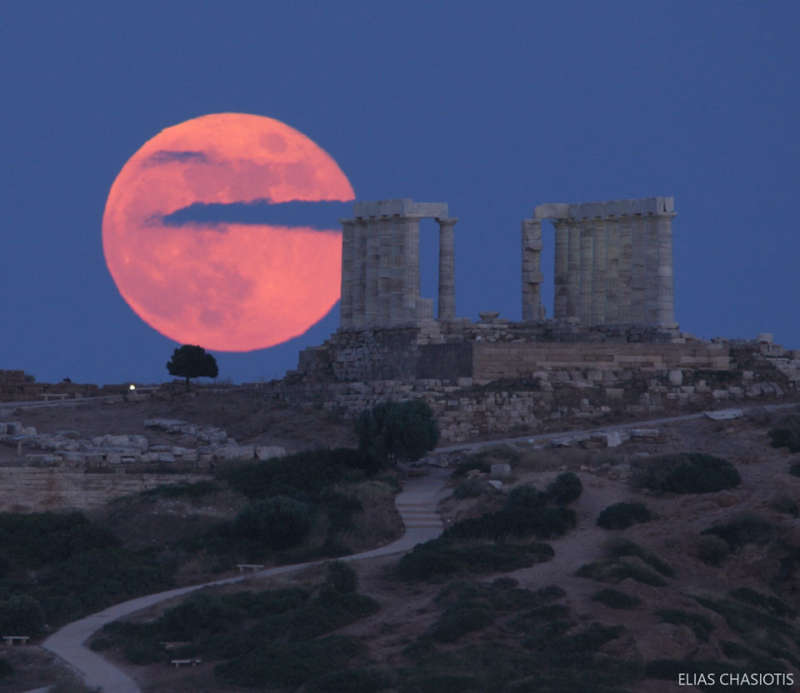 Zemlyanichnaya Luna nad hramom Poseidona