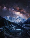 Млечный Путь над заснеженными вершинами Гималаев