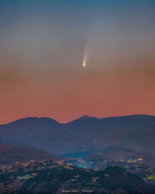 Kometa NEOWISE nad Livanom