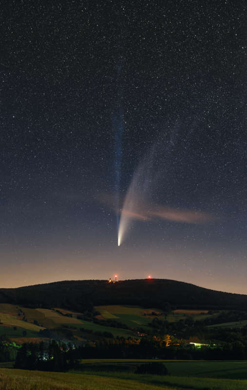Длинные хвосты кометы NEOWISE
